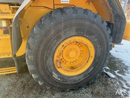 Volvo L110F wheel loader with bucket