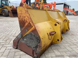 CAT Backhoe bucket