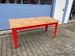 Kind Arbeitstisch