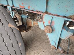 TRAILOR mit Holzkran Loglift 81 / BLATT gefedert