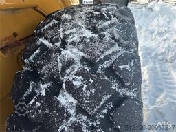 CAT 930G w/ bucket, pallet forks and scale. See hours!