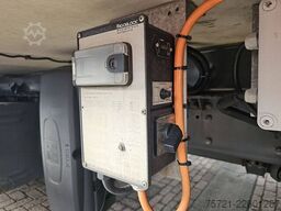 SCANIA P320 6X2*4 LAMBERET FRIGO