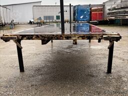 Krone Plattform 7,82m mit Steckrungen mittig