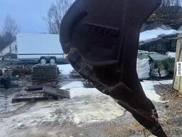 MB Crusher crushing bucket w/ G90 attachment