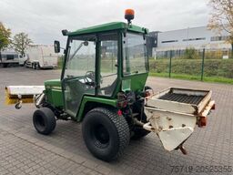 John-Deere Schlepper 855 Salzstreuer/Besen