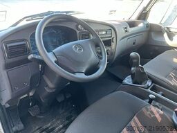 Mercedes-Benz Accelo 915 4x2 Closed Cargo Truck