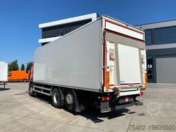 Renault D Wide 320 6x2/4 / Closed box / Dhollandia