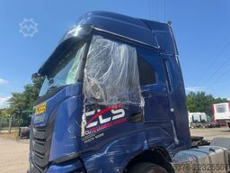 IVECO S-Way 530 damaged