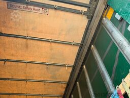 SCHMITZ CARGOBULL SCB*S3T MegaTrailer Curtainsider Edscha