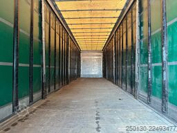 SCHMITZ CARGOBULL SCB*S3T MegaTrailer Curtainsider Edscha