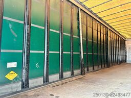 SCHMITZ CARGOBULL SCB*S3T MegaTrailer Curtainsider Edscha