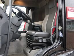 Renault D240 Bak met deuren + Klep 2.000 kg. Automaat. ...