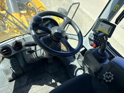 CATERPILLAR 930M Radlader mit Schaufel 2.090 BTH