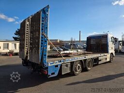 MAN 26.400 TGX mit Baustoffplateau, geteilte Rampen