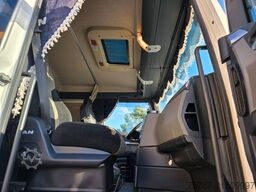 MAN 26.400 TGX mit Baustoffplateau, geteilte Rampen