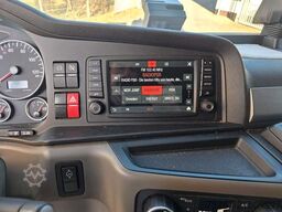 MAN 26.400 TGX mit Baustoffplateau, geteilte Rampen