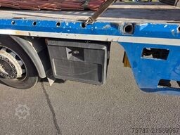 MAN 26.400 TGX mit Baustoffplateau, geteilte Rampen