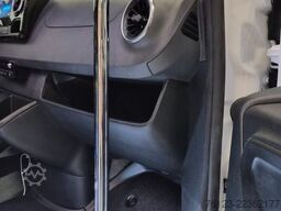 MERCEDES-BENZ 519  Allrad 4 x 4 Lagerfahrzeug Stock 20 Sitzer