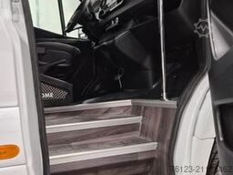 MERCEDES-BENZ 519  Allrad 4 x 4 Lagerfahrzeug Stock 20 Sitzer