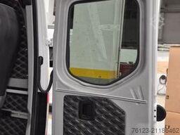 MERCEDES-BENZ 519  Allrad 4 x 4 Lagerfahrzeug Stock 20 Sitzer