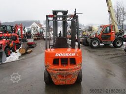 Doosan D25G - Triplex 6,10m + Seitenschieber