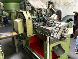 Cold heading machine including vibrating feeder