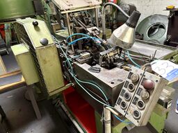 Cold heading machine including vibrating feeder