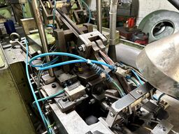 Cold heading machine including vibrating feeder