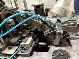 Cold heading machine including vibrating feeder