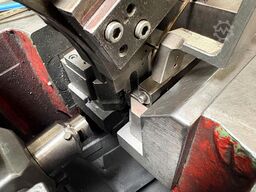 Cold heading machine including vibrating feeder