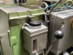 Cold heading machine including vibrating feeder
