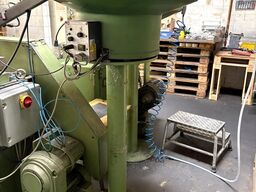 Cold heading machine including vibrating feeder