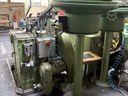 Cold heading machine including vibrating feeder