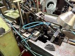 Cold heading machine including vibrating feeder
