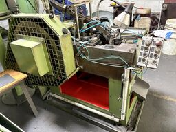 Cold heading machine including vibrating feeder