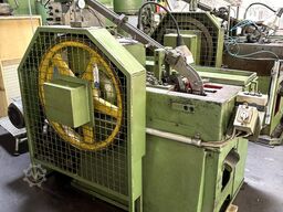 Cold heading machine including vibrating feeder