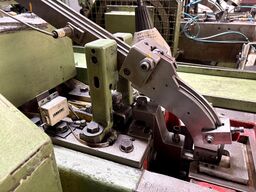 Cold heading machine including vibrating feeder