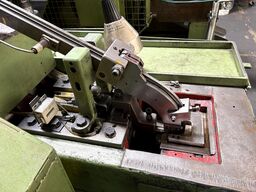 Cold heading machine including vibrating feeder
