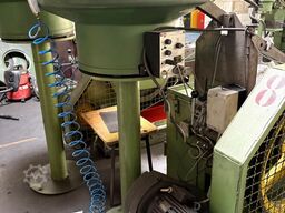Cold heading machine including vibrating feeder