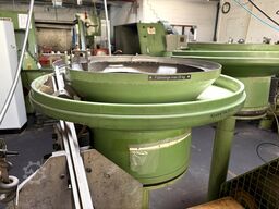 Cold heading machine including vibrating feeder