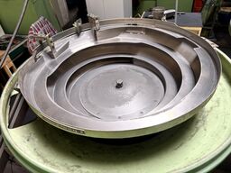 Cold heading machine including vibrating feeder