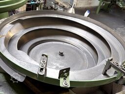 Cold heading machine including vibrating feeder