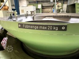 Cold heading machine including vibrating feeder