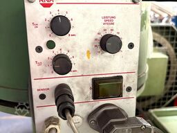 Cold heading machine including vibrating feeder