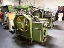 Cold heading machine including vibrating feeder