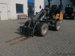 GIANT G2700 X-tra HD with loader bucket and palletfork