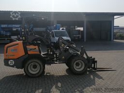 GIANT G2700 X-tra HD with loader bucket and palletfork