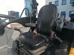 GIANT G2700 X-tra HD with loader bucket and palletfork