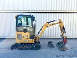 CATERPILLAR 301.8 / 2021 BJ / 1.870 H/ 2 x Löffel/Powertilt