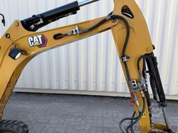 CATERPILLAR 301.8 / 2021 BJ / 1.870 H/ 2 x Löffel/Powertilt